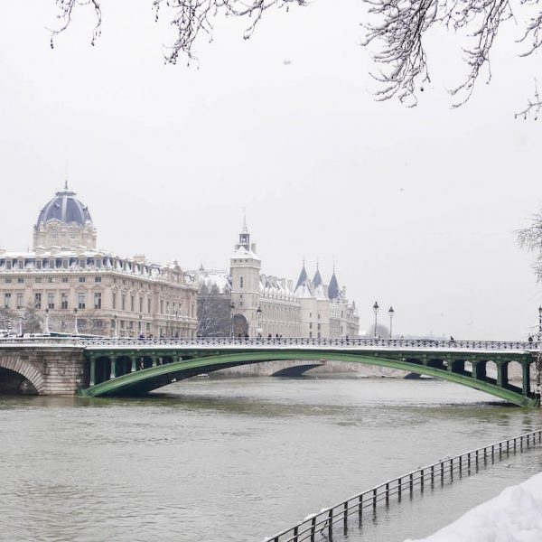 paris sous la neige photo video cover vue seine conciergerie