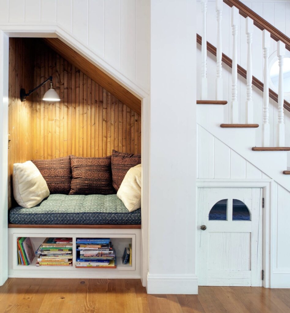 cabane déco aménager un dessous d escalier en coin lecture repos