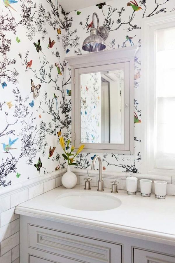 deco fleurie papier peint floral salle de bain