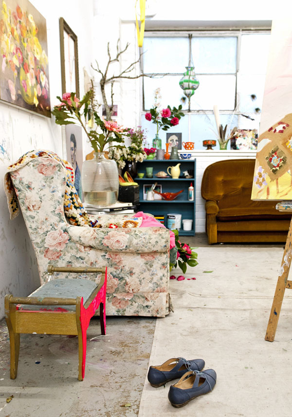 deco fleurie fauteuil vintage fleurs interieur atelier decoration pop melange de style