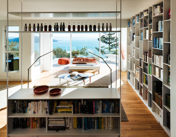 villa californienne salon biblitoehque separation espaces livre vue sur ocean parquet
