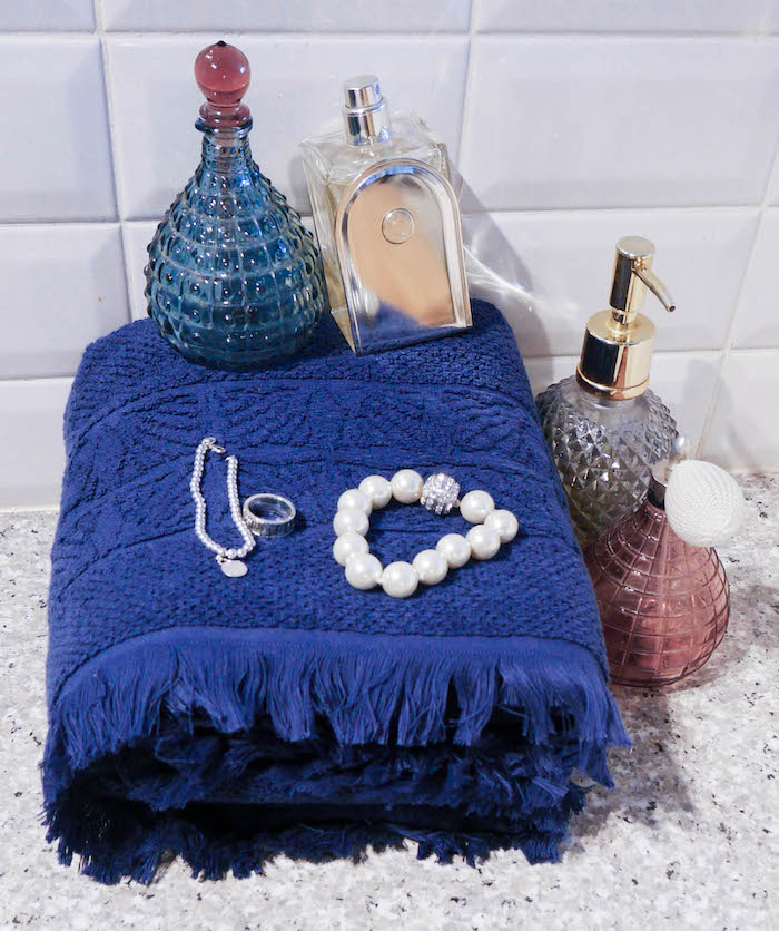 idee fete des meres parfums salle de bain serviette bleu marine bijoux