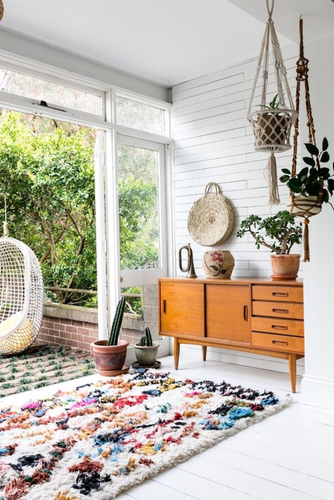 maison californienne familiale boho terrasse tapis couleurs meuble bois