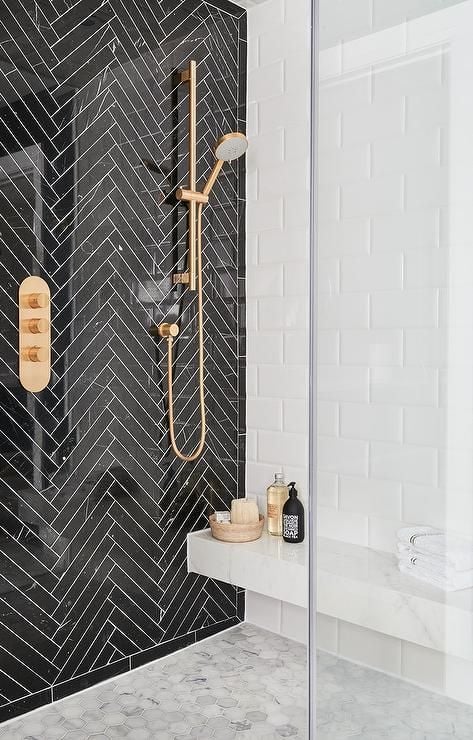 douche à l'italienne salle de bain art déco noir blanc laiton dorée