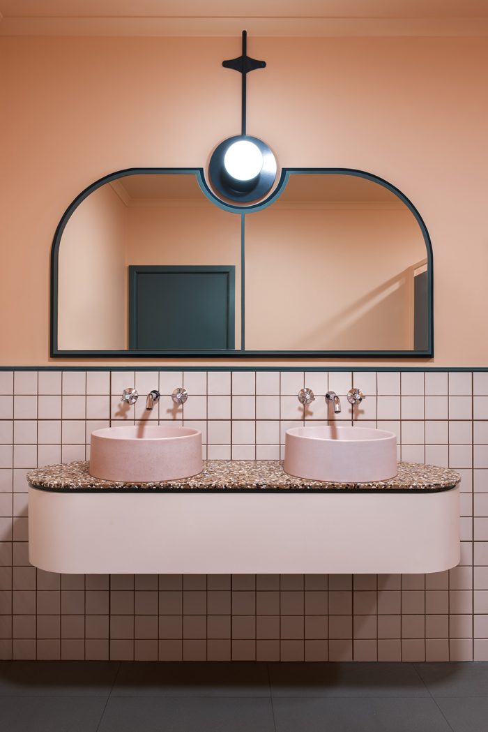 salle de bain art déco rose géometrique bleu canard