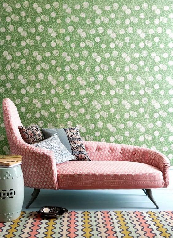 nuance de vert grennery rose motif papier peint canapé