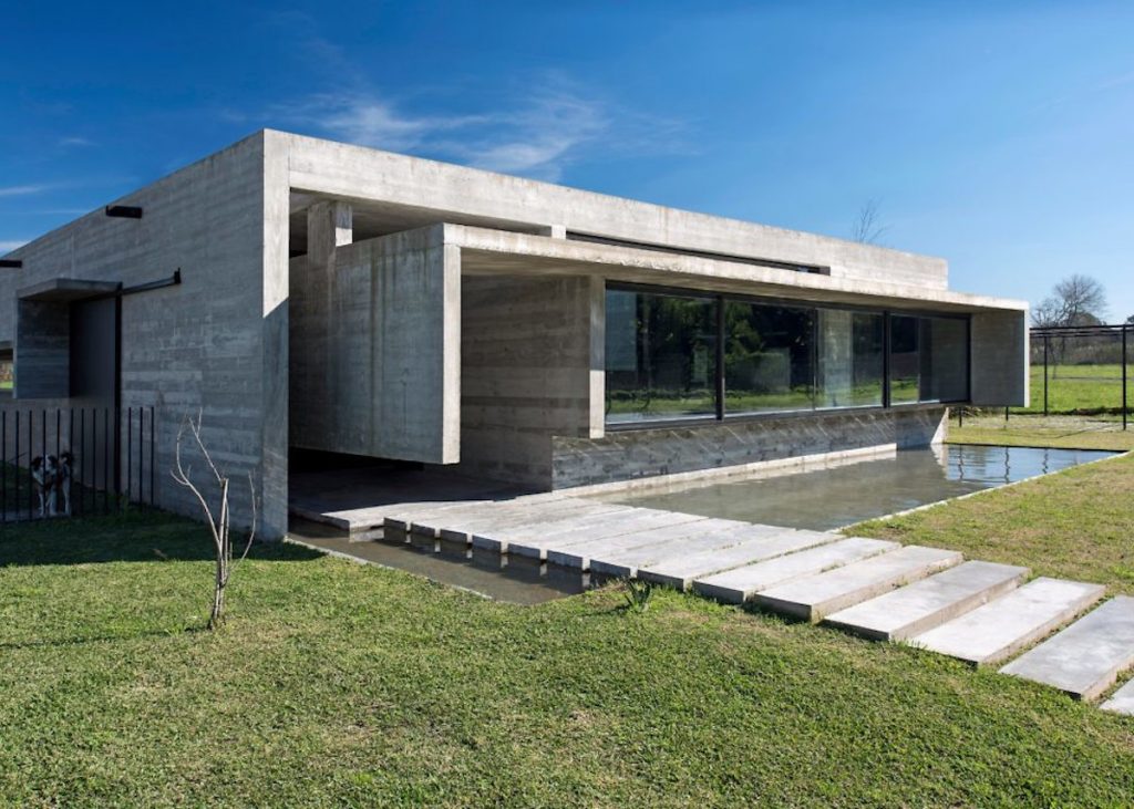 maison sans étage devant bassin décoratif jardin