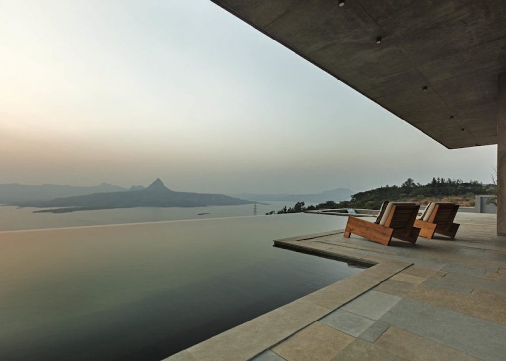 béton et bois villa vue lac montagne inde