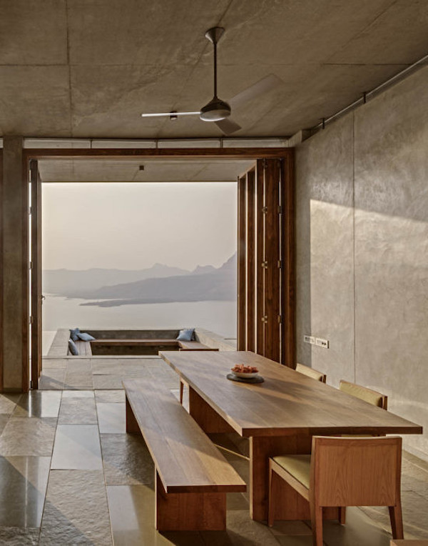 salon cuisine béton et bois intérieur villa inde mumbai lac vue ouverture espace