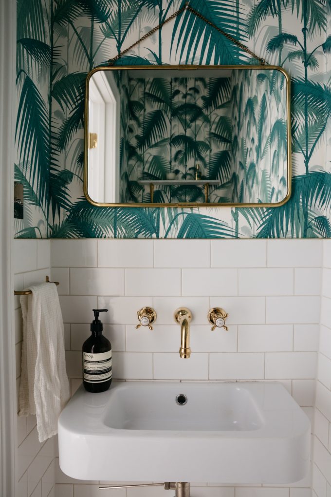 lavabo vintage papier peint tropical feuille palmier miroir laiton