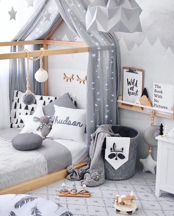 chambre enfant nuance gris scandinave lit cabane grise montagne étagère décoration pompon bois