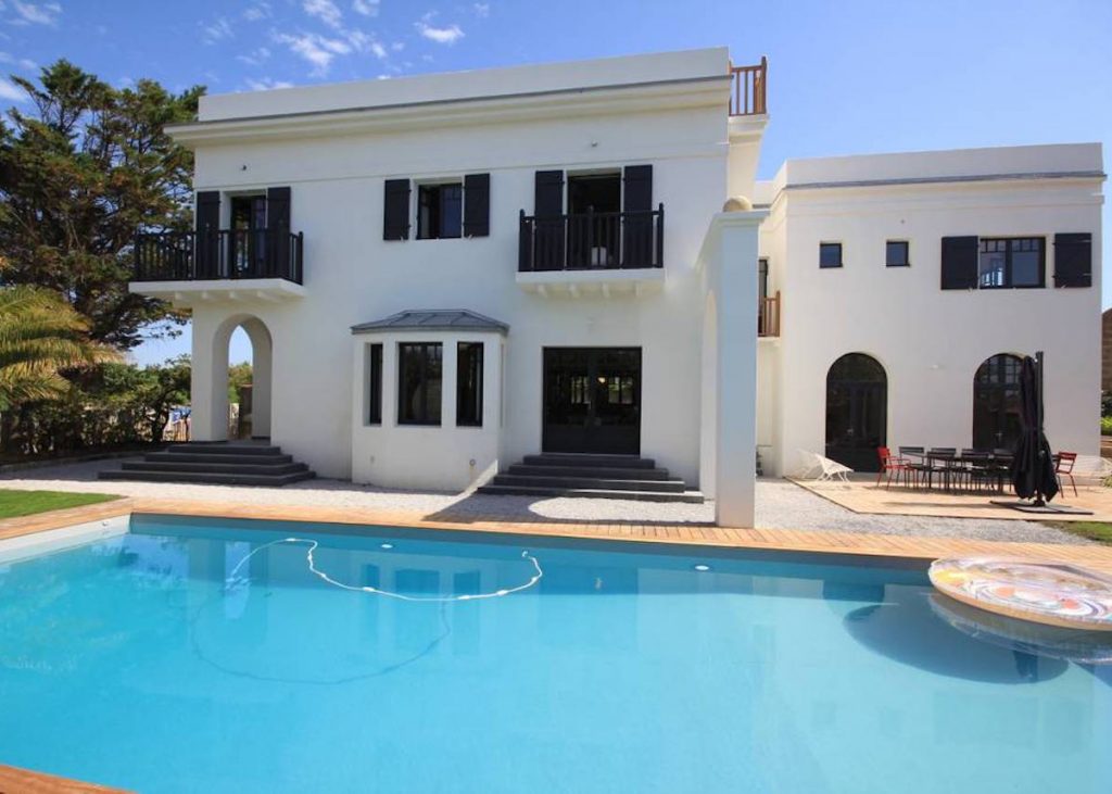 villa avec rooftop à Biarritz piscine location airbnb blog décoration clemaroundthecorner