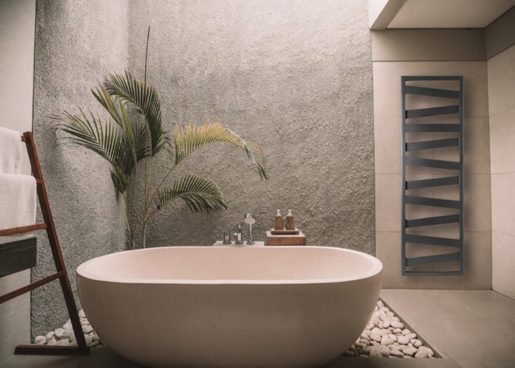 repose serviette chauffant salle de bain nature bois panier baignoire ocre pierre plantes verte blanc terre clemaroundthecorner blog déco