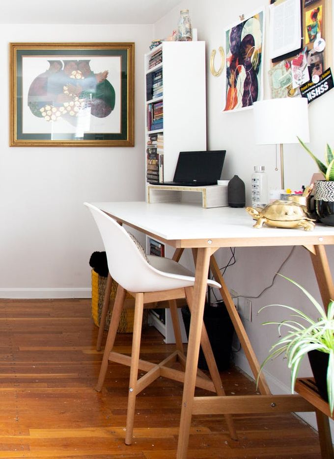 appartement maison minimaliste parquet bois chambre ethnique blanche motifs noire bureau noir clemaroundthecorner blog déco