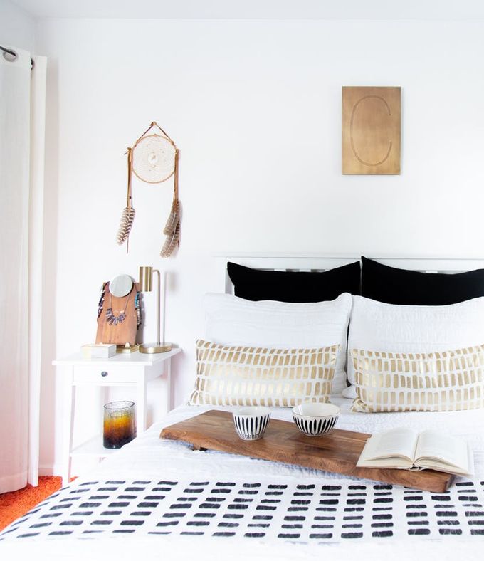 chambre appartement touches afro décoration or noire et blanche