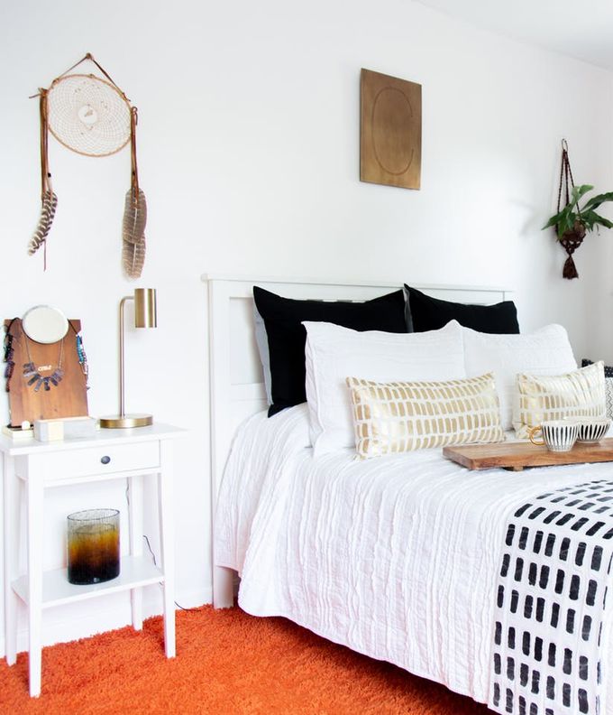 appartement minimaliste lit linge blanc ethnique noir tableau tapis orange afro clemaroundthecorner blog déco