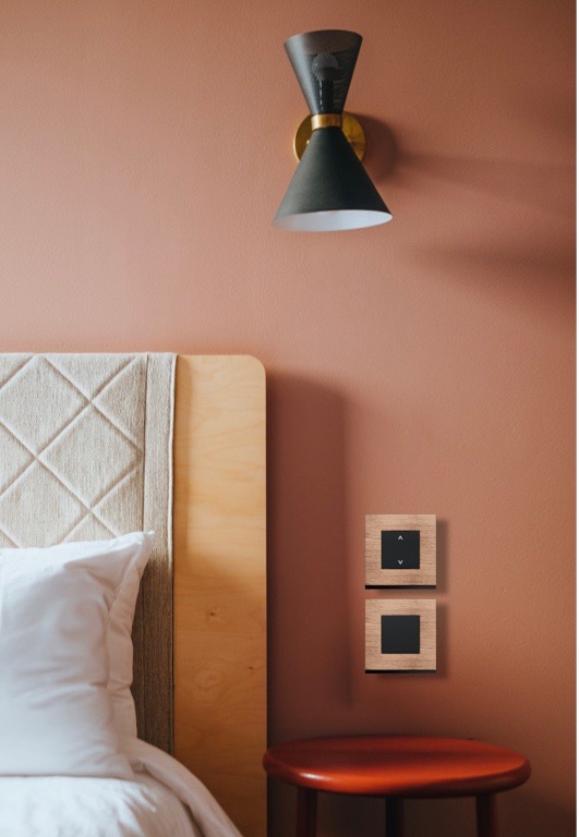 interrupteur wireless connecté design chambre mur rose terracotta - blog déco - clem around the corner