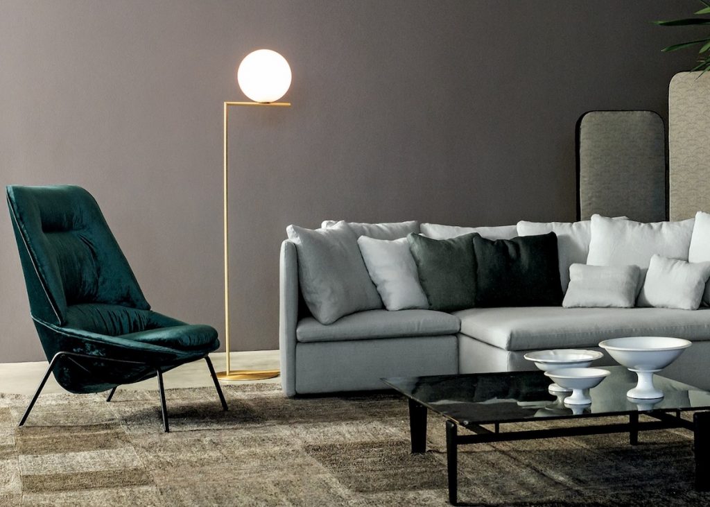 lampe boule salon canapé velours fauteuill beu canard vert lampe à pied clemaroundthecorner blog déco