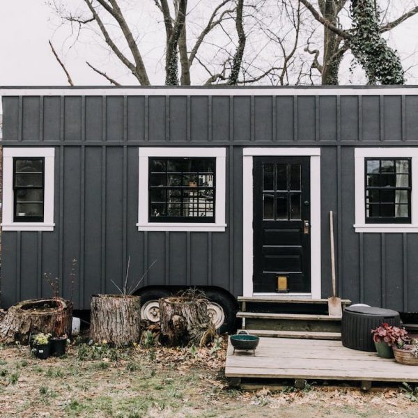 petite maison simple roulotte 15m2 rénovation diy customisation noir extérieur jardin