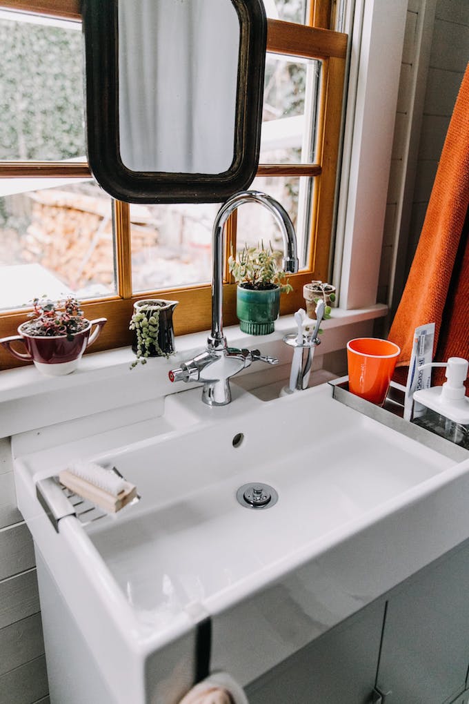 petite maison simple ikea lavabo meuble évier fenêtre salle de bain design
