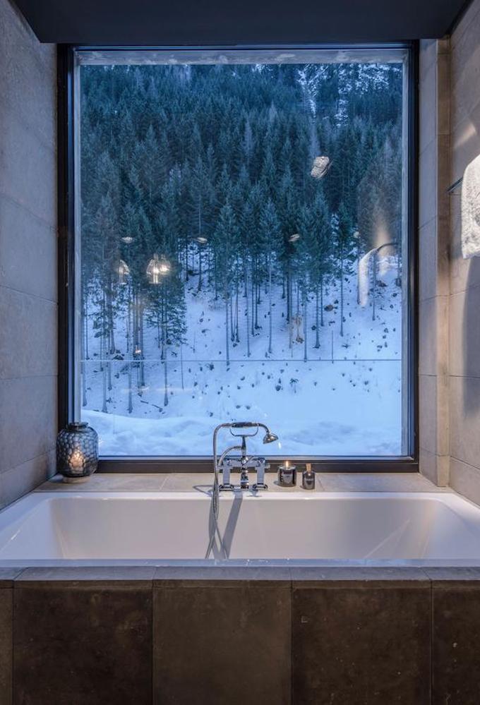 hôtel chic en pleine montagne salle de bain vue sur forêt tyrol autriche blog déco clem around the corner