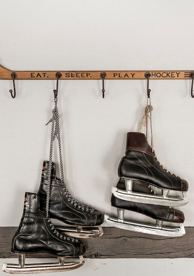petit chalet vintage crosse hockey patins à glace blog déco clem around the corner