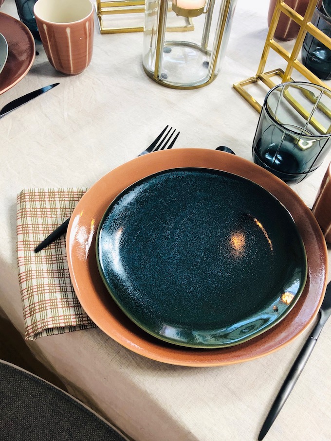 décoration table d'automne assiette grès traditionnel bleu foncé irrégulière - blog déco - Clem Around The Corner