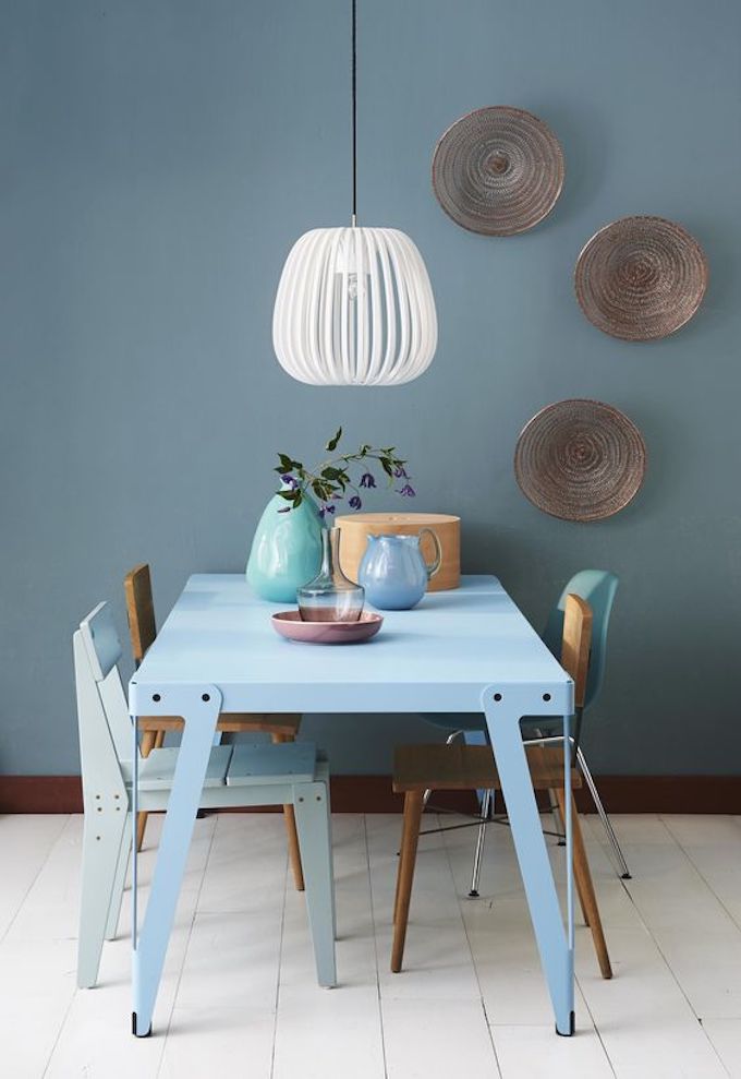 assortir des chaises dépareillées scandinave bleu bois décoration blog déco clem around the corner
