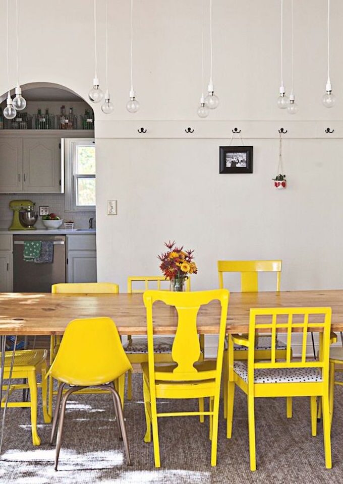 assortir des chaises dépareillées jaune salle à manger blog déco clem around the corner