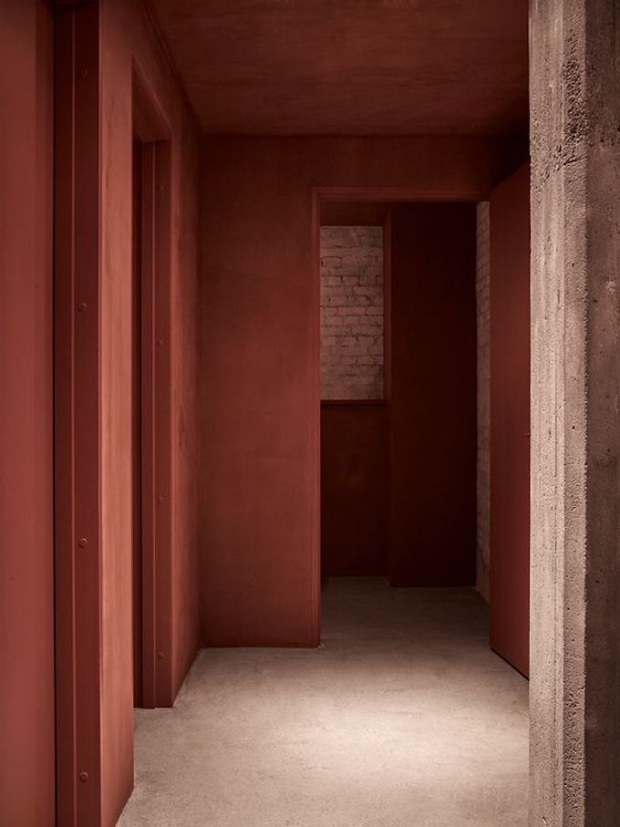 couloir mur brique peinture rouge plafond