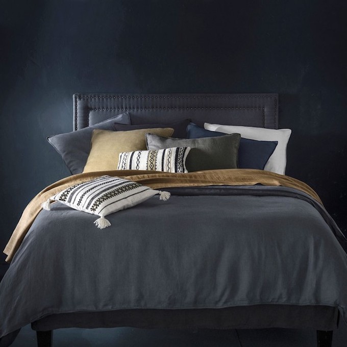 linge de lit en chanvre textile coussins couleurs foncé couette chambre tête de lit blog déco clem around the corner