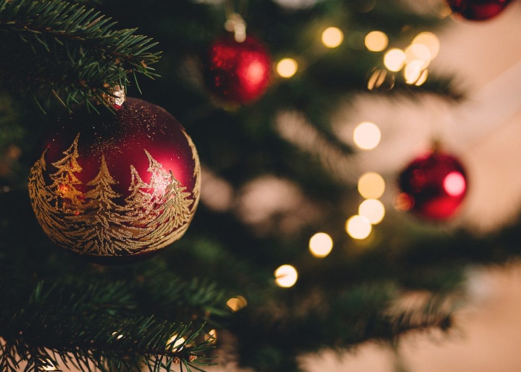 boules de noël diy rouge or sapin blog déco clem around the corner