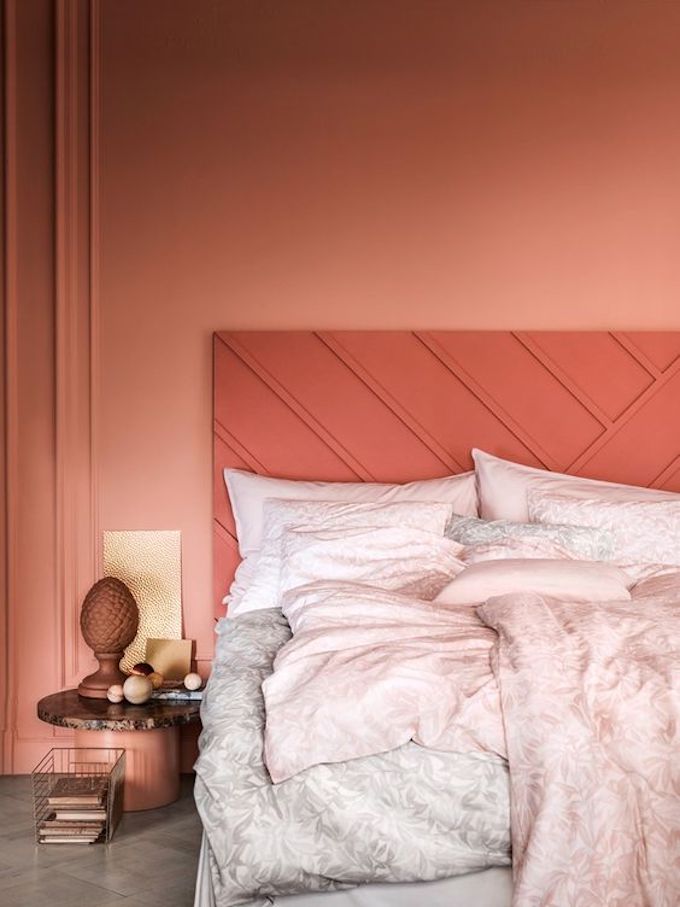 couleur de l'année pantone 2019 chambre lit original draps corail rouge terracotta blog déco clem around the corner