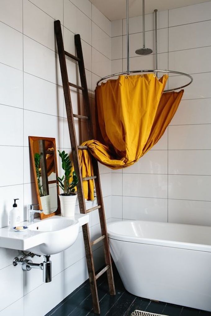 déco couleur jaune moutarde rideau baignoire échelle décoration salle de bain vintage blog déco clem around the corner