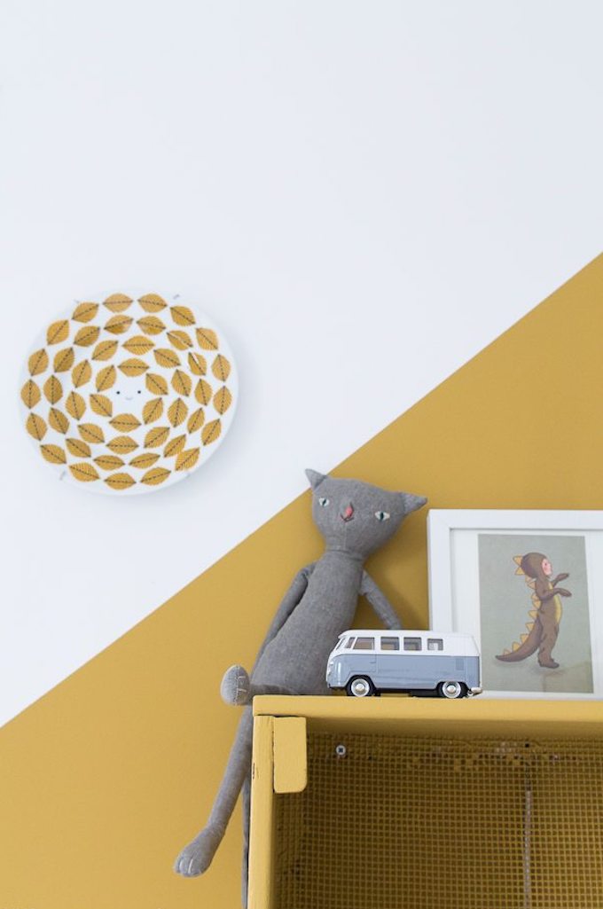 déco couleur jaune moutarde décoration chat gris rangement chambre enfant blog déco clem around the corner