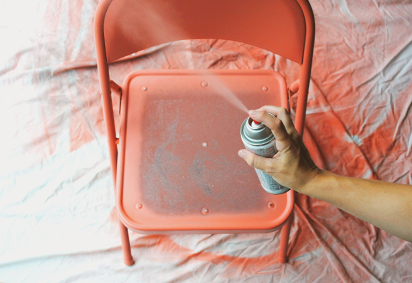 DIY chaise pliante bombe peinture orange - blog déco - clem around the corner