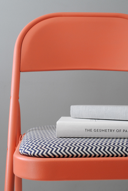 DIY chaise orange livre coussin - blog déco - clem around the corner