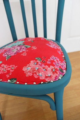 DIY chaise bois vintage bleu rose fleurs - blog déco - clem around the corner