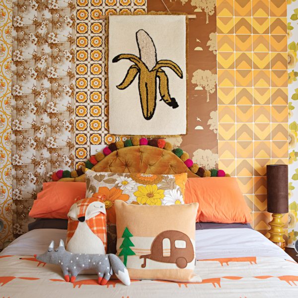 maison rétro chambre enfant parents peluches linge de lit original tapisserie vintage - blog déco - clem around the corner