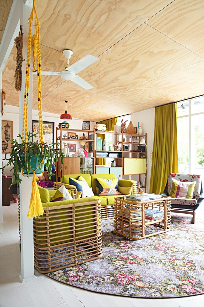 maison rétro australie tapis rond salon vintage ventilateur couleurs plafond bois - blog déco -clem around the corner