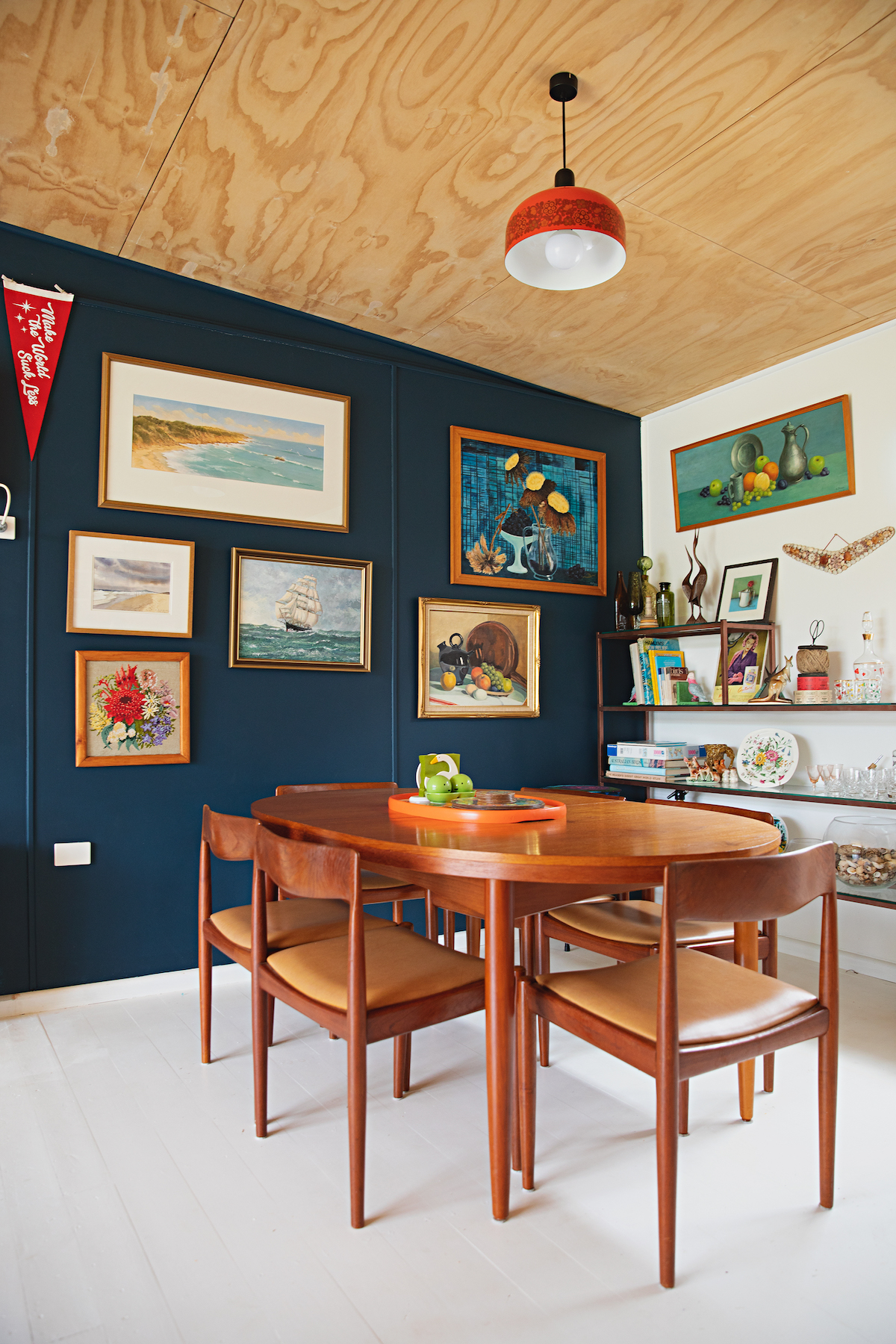 maison rétro australie mur bleu table chaises en bois vintage salle à manger déco bibelots - blog déco - clem around the corner