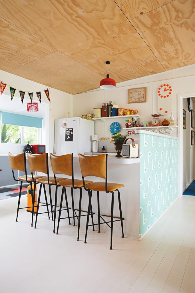maison rétro australie cuisine ouverte bar chaise haute cuir - blog déco - clem around the corner