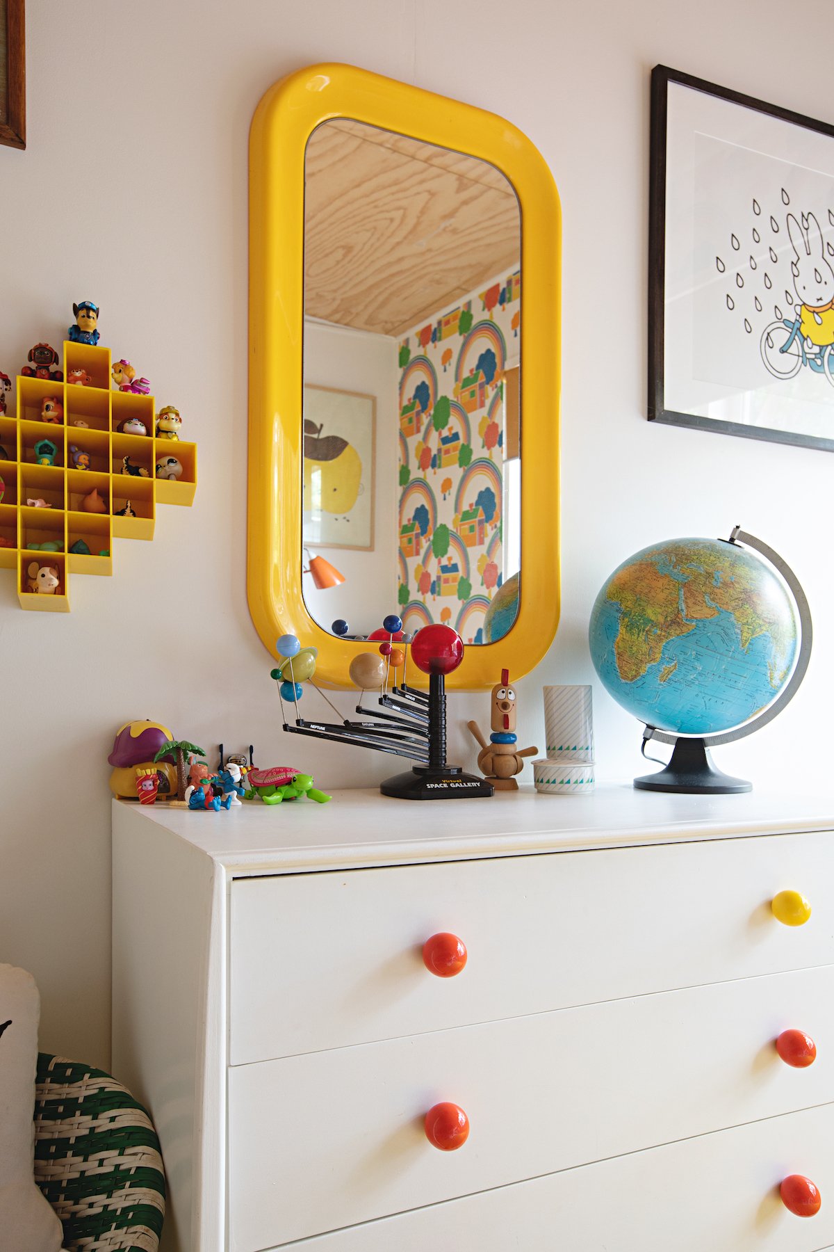 maison rétro australie commode chambre enfant jaune jouets - blog déco - clem around the corner