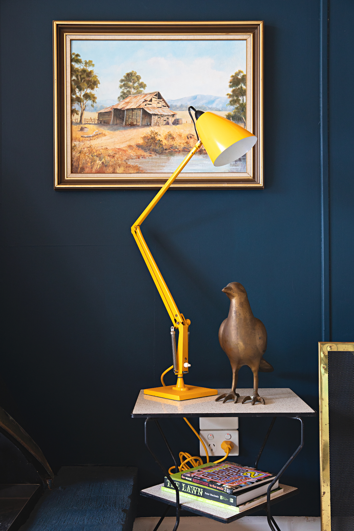 maison rétro australie lampe architecte jaune tableau mur bleu - blog déco - clem around the corner