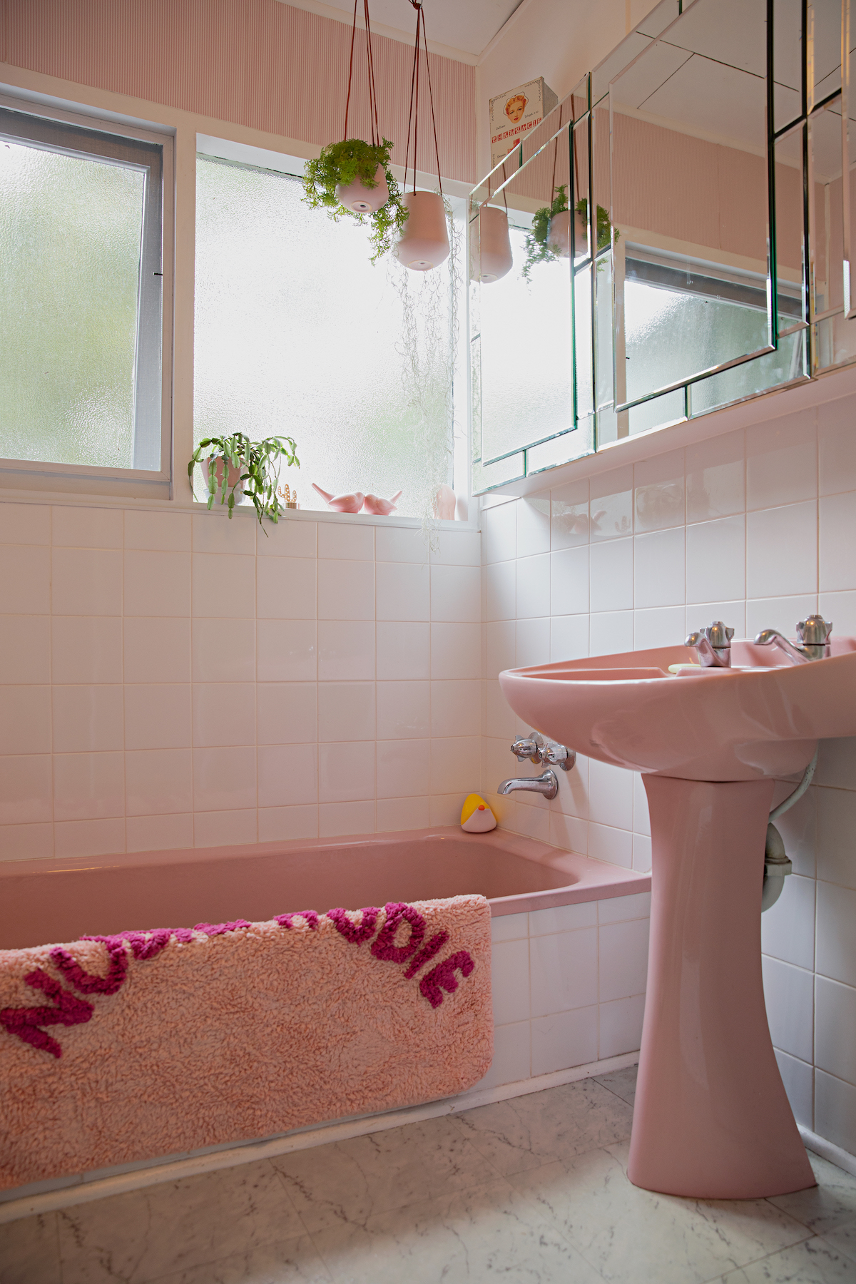 maison rétro australie salle de bain rose baignoire - blog déco - clem around the corner