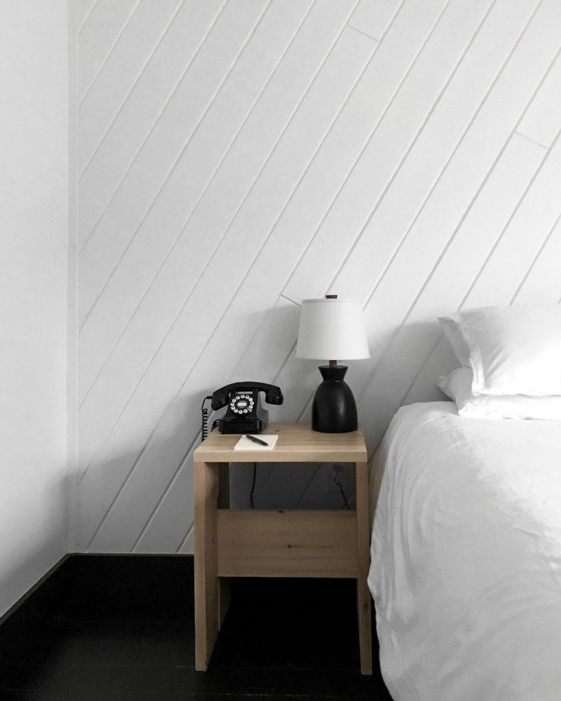 chalet noir chambre blanche table chevet bois - blog déco - clem around the corner