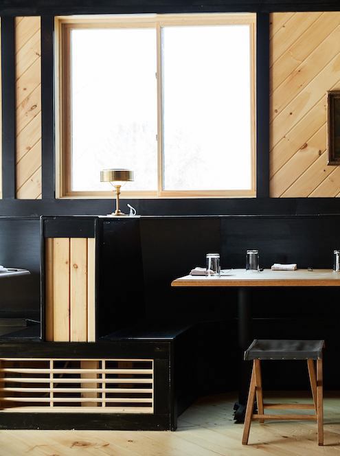 chalet noir table à manger bois marron tableaux - blog déco - clem around the corner
