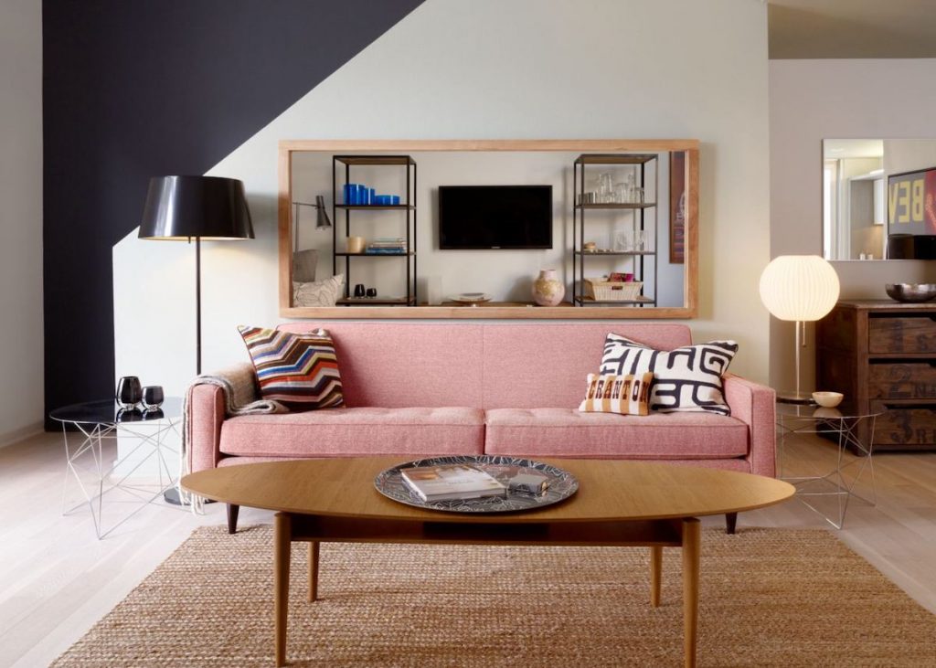 millennial pink salon sofa canapé rose noir bois - blog déco - clem around the corner