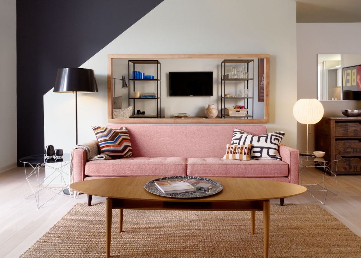 millennial pink salon sofa canapé rose noir bois - blog déco - clem around the corner
