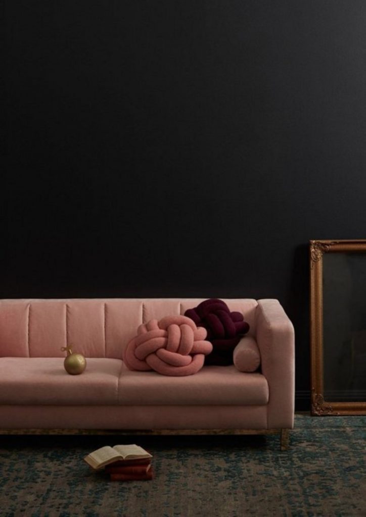 millennial pink canapé rectangle salon sombre - blog déco - clem around the corner